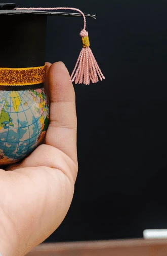 Birrete de graduación sobre un globo terráqueo