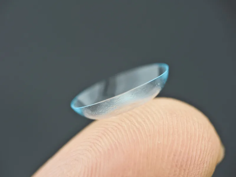 Lente de contacto sobre la yema del dedo
